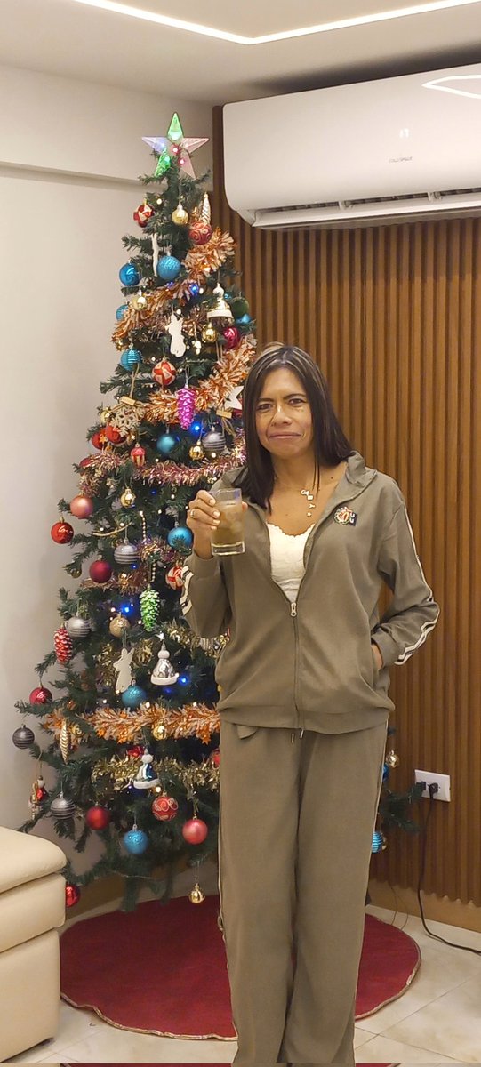 yolucecita's tweet photo. Día de #TBT mis Xseros. Aqui esperando la llegada del Niño Dios. Del cumpleañero. Nuevo look. Decorando las mesas para la cena. Aja. Si yo las decoré y estrenando mis tazas navideñas. Día hermoso. Compartiendo en familia #TBThursday #24DeDic #Navidad #Decoracion #Hallaca
☃️❄️🎅 https://t.co/lgyEixvRdf