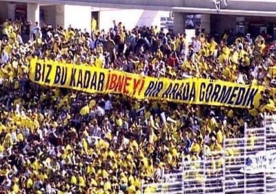 Hazır Olimpiyatta Derbi Varken…

Türk futbol tarihinin en büyük, en olaylı ve en anlamlı pankartlarından biridir bu.

Tarih: 21 Eylül 2003
Stat: Atatürk Olimpiyat Stadı
Maç: Galatasaray – Fenerbahçe

Maç daha başlamadan Galatasaray yönetimi tarafından stadyumda farklı bir hava