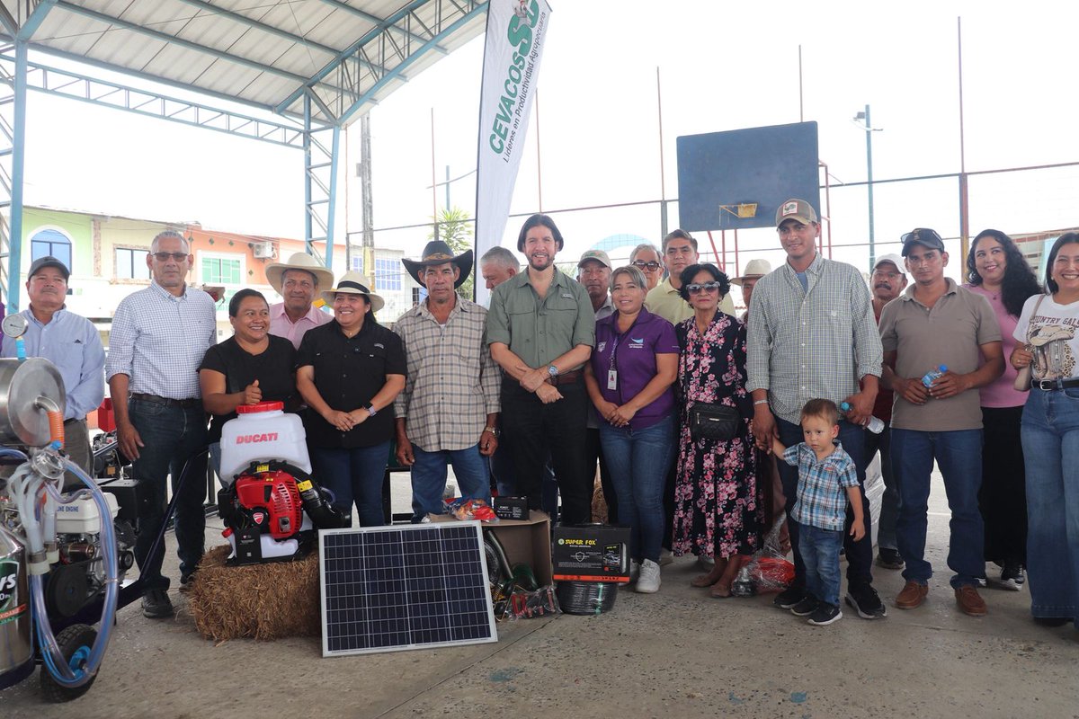 Agricultura_CZ5's tweet photo. #Guayas | Continuamos con la entrega de beneficios a productores de la provincia:  17 Paquetes tecnológicos pecuarios y 50 kits de arroz con semilla certificada, que impulsan la productividad y el desarrollo rural. Fortalemos la ganadería sostenible y la producción agrícola. 🤝🌱 https://t.co/AMU8VdsIV5