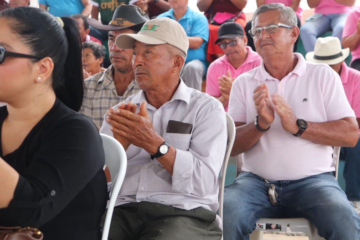 Agricultura_CZ5's tweet photo. #Guayas | Continuamos con la entrega de beneficios a productores de la provincia:  17 Paquetes tecnológicos pecuarios y 50 kits de arroz con semilla certificada, que impulsan la productividad y el desarrollo rural. Fortalemos la ganadería sostenible y la producción agrícola. 🤝🌱 https://t.co/AMU8VdsIV5
