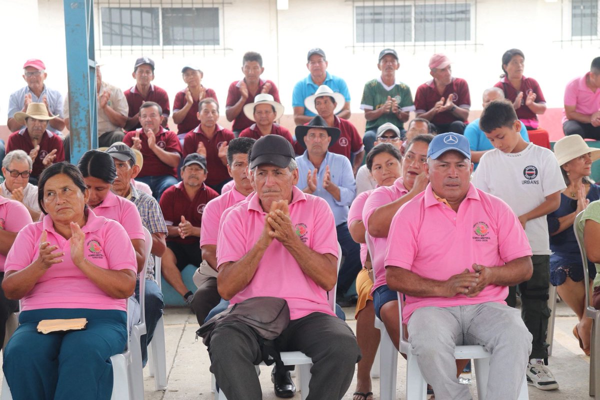 Agricultura_CZ5's tweet photo. #Guayas | Continuamos con la entrega de beneficios a productores de la provincia:  17 Paquetes tecnológicos pecuarios y 50 kits de arroz con semilla certificada, que impulsan la productividad y el desarrollo rural. Fortalemos la ganadería sostenible y la producción agrícola. 🤝🌱 https://t.co/AMU8VdsIV5