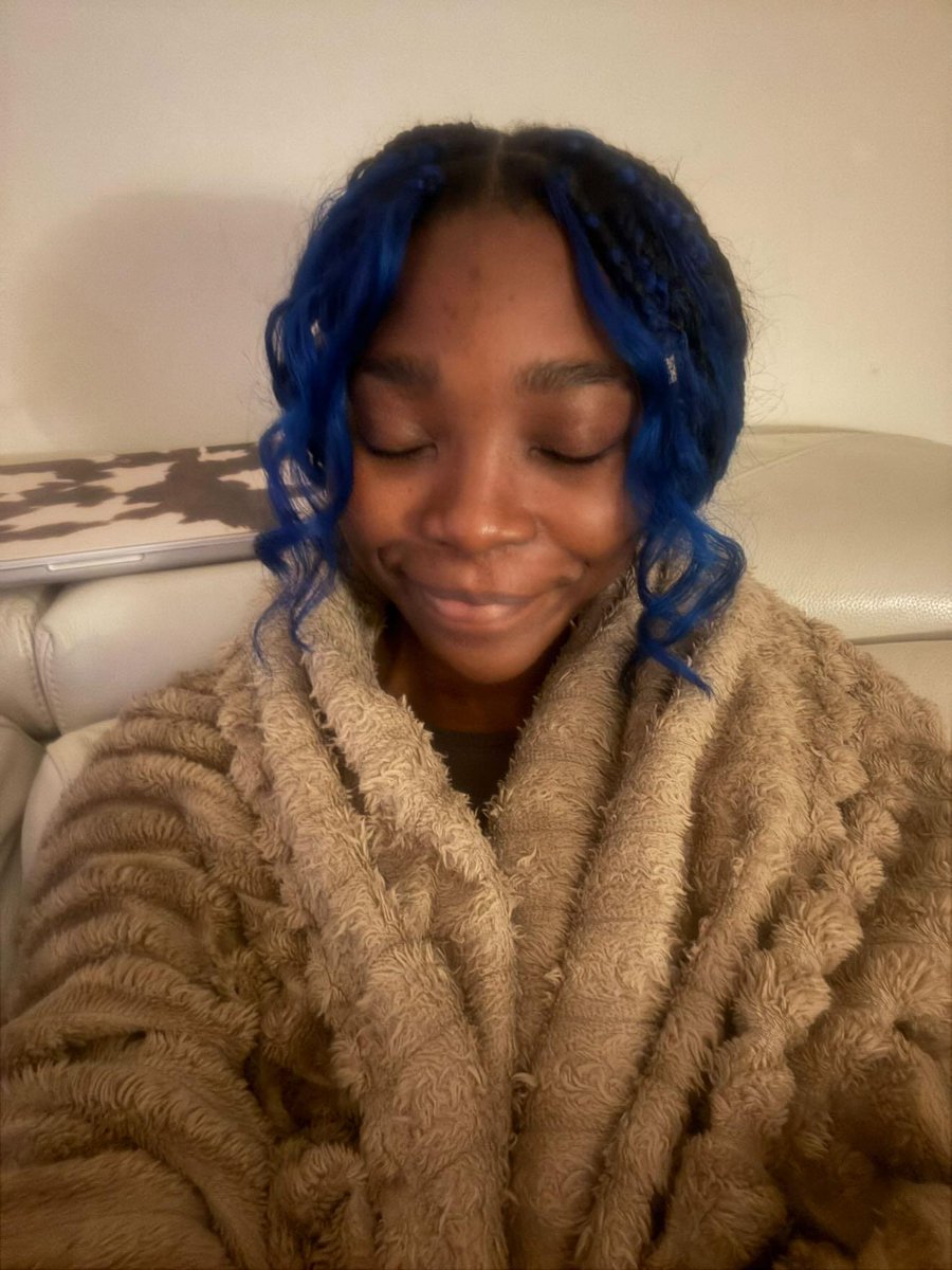 PreciousBrasil's tweet photo. Atualização da Precious em seu canal do Instagram:

“com sono atrasado, mas finalmente mostrei meu cabelo. preciso tirar umas fotos com ele solto, mas fiz tranças boho em um corte bob💙🫦nada de extravagante, porque faço 21 anos mês que vem, então estou preparando algo especial para comemorar”

“😗😗espero que todos tenham tido uma ótima semana”

#PreciousPepala