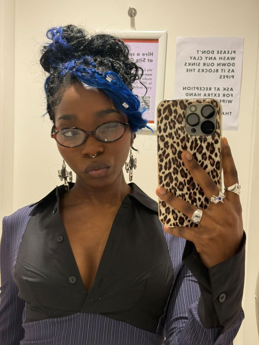 Atualização da Precious em seu canal do Instagram:

“com sono atrasado, mas finalmente mostrei meu cabelo. preciso tirar umas fotos com ele solto, mas fiz tranças boho em um corte bob💙🫦nada de extravagante, porque faço 21 anos mês que vem, então estou preparando algo especial