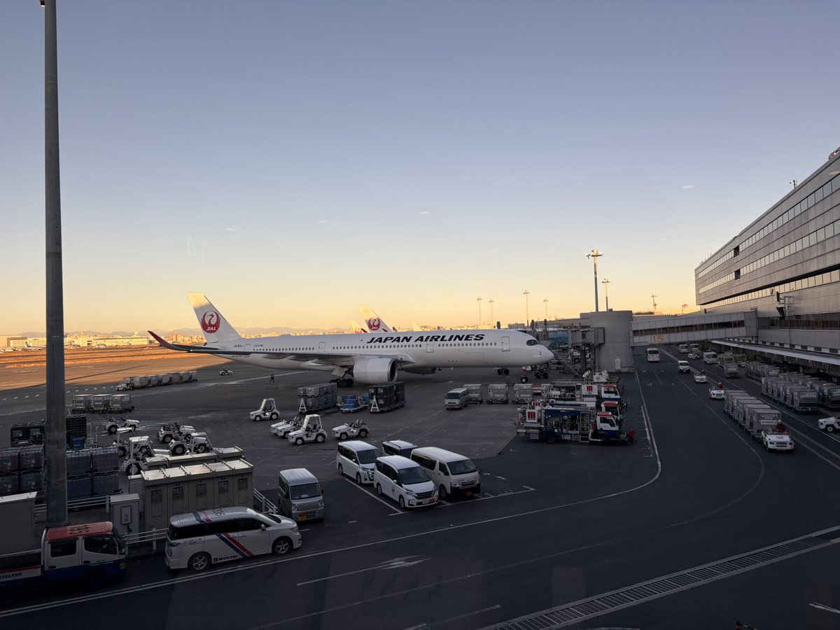 phantom_euph's tweet photo. 今年、最初の出張は、
寒い北の大地です…
搭乗の飛行機…

登場の際、
JAL機と富士山が綺麗にコラボ

良い出発と
想いを馳せ…
#JAL
#日本航空
#北海道
#札幌
#出張 https://t.co/cpKY9pFw5D