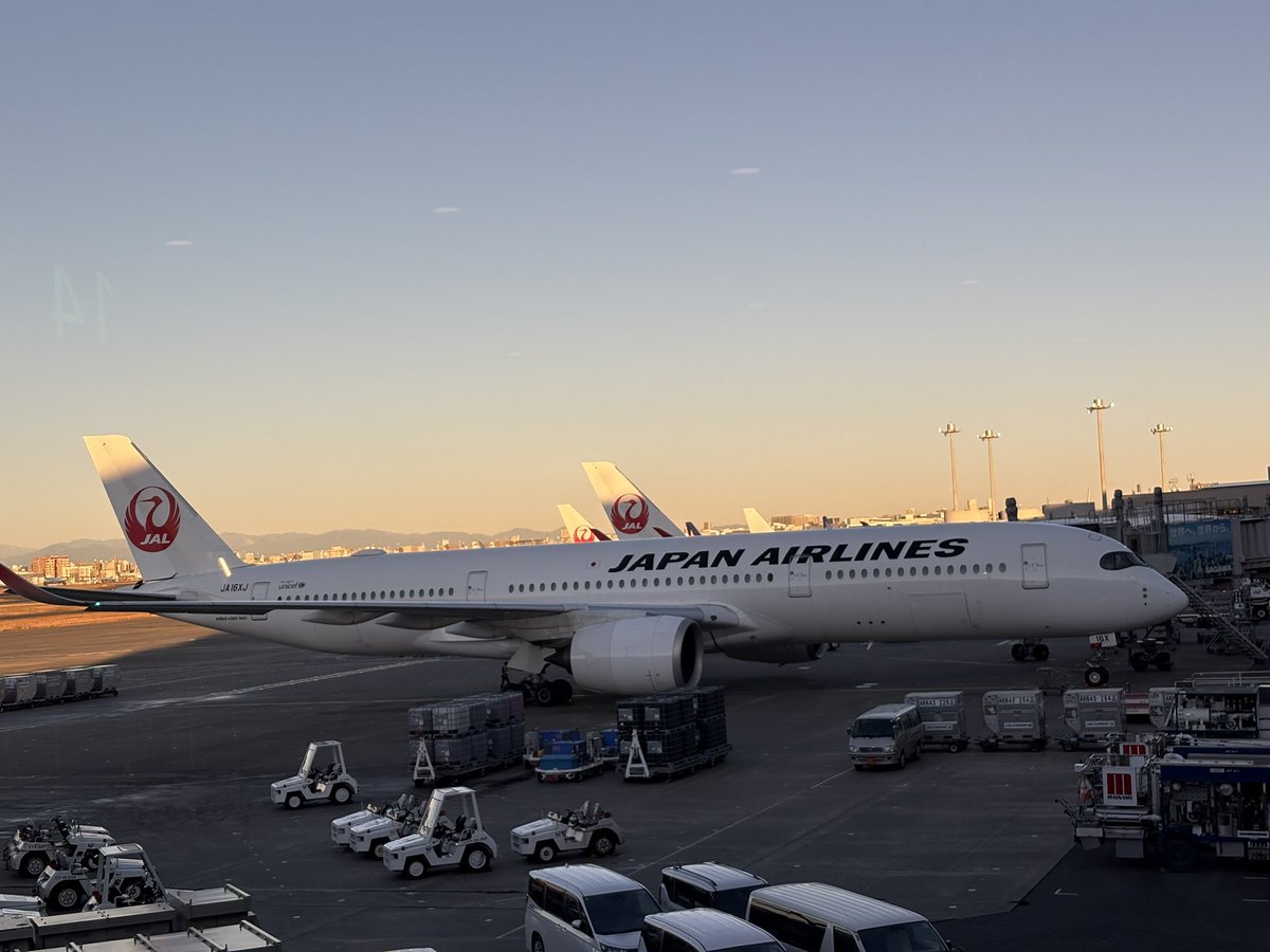 phantom_euph's tweet photo. 今年、最初の出張は、
寒い北の大地です…
搭乗の飛行機…

登場の際、
JAL機と富士山が綺麗にコラボ

良い出発と
想いを馳せ…
#JAL
#日本航空
#北海道
#札幌
#出張 https://t.co/cpKY9pFw5D