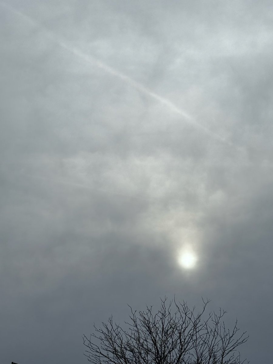 AmberPotis's tweet image. Full on picture of my sun at 10am this morning Cincinnati Ohio area. No moisture in the air, straight chemicals! This is chemical warfare against We the People!