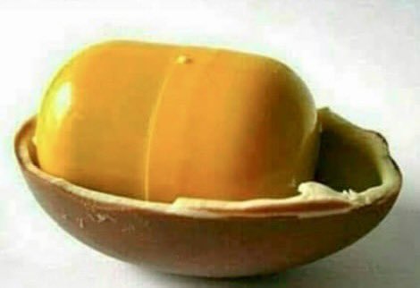 Giulimera224's tweet photo. Acabo de enterarme a mis 22 años de edad, que la cápsula amarilla de los huevos kinder simboliza la yema. Y digo yo ¿entonces el chocolate blanco simboliza la clara, y el chocolate con leche simboliza la cáscara? 😂 https://t.co/P8d9X825Kk