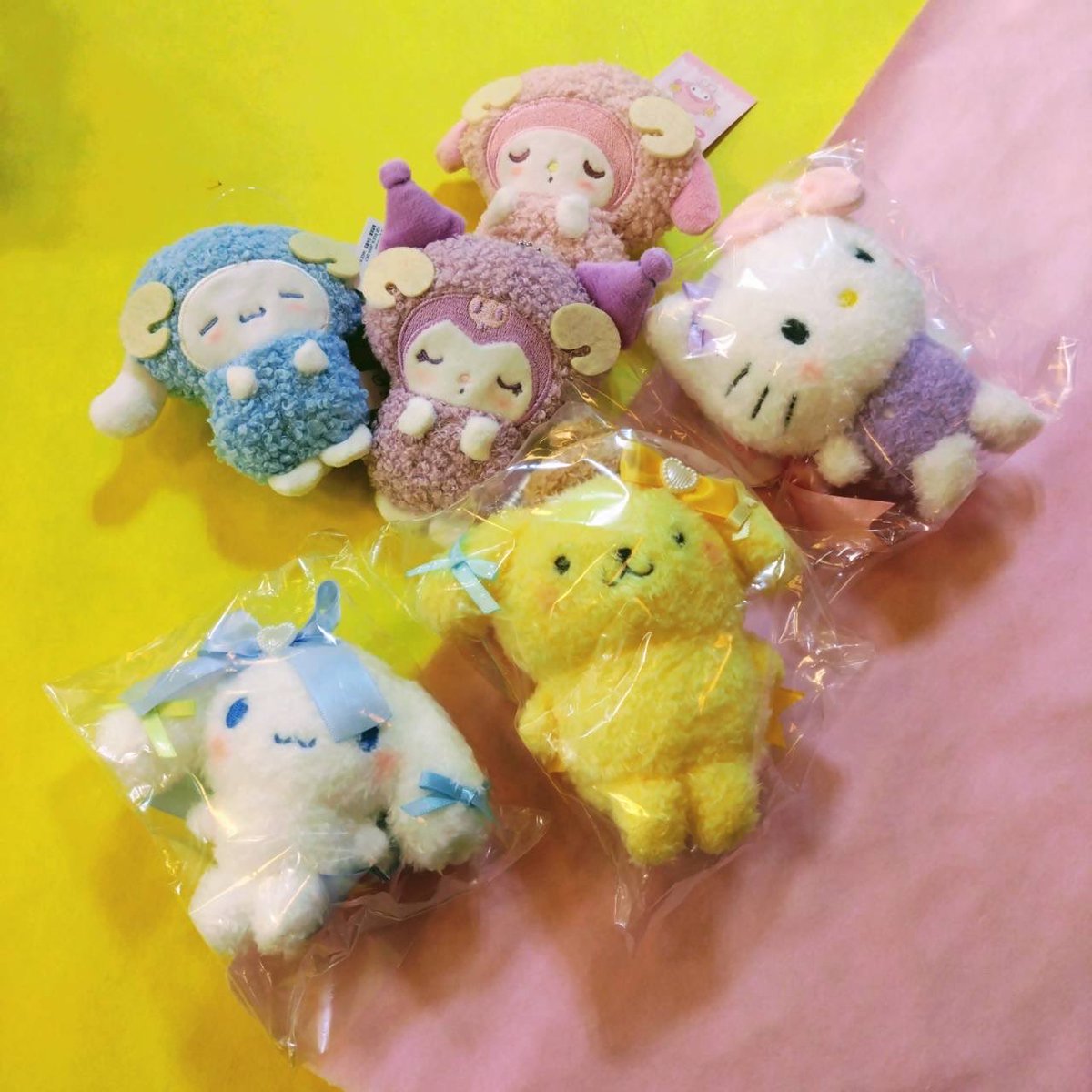 kawashima_st's tweet photo. サンリオキャラクターズのふわふわマスコットが多数入荷しております！おねむなぬいぐるみキーホルダー、リボンでおめかしぬいぐるみ、すやすやペンポーチがございます。プレゼントにもぴったりのかわいさ、店頭でぜひごらんください！ https://t.co/ZUO80UYcEY