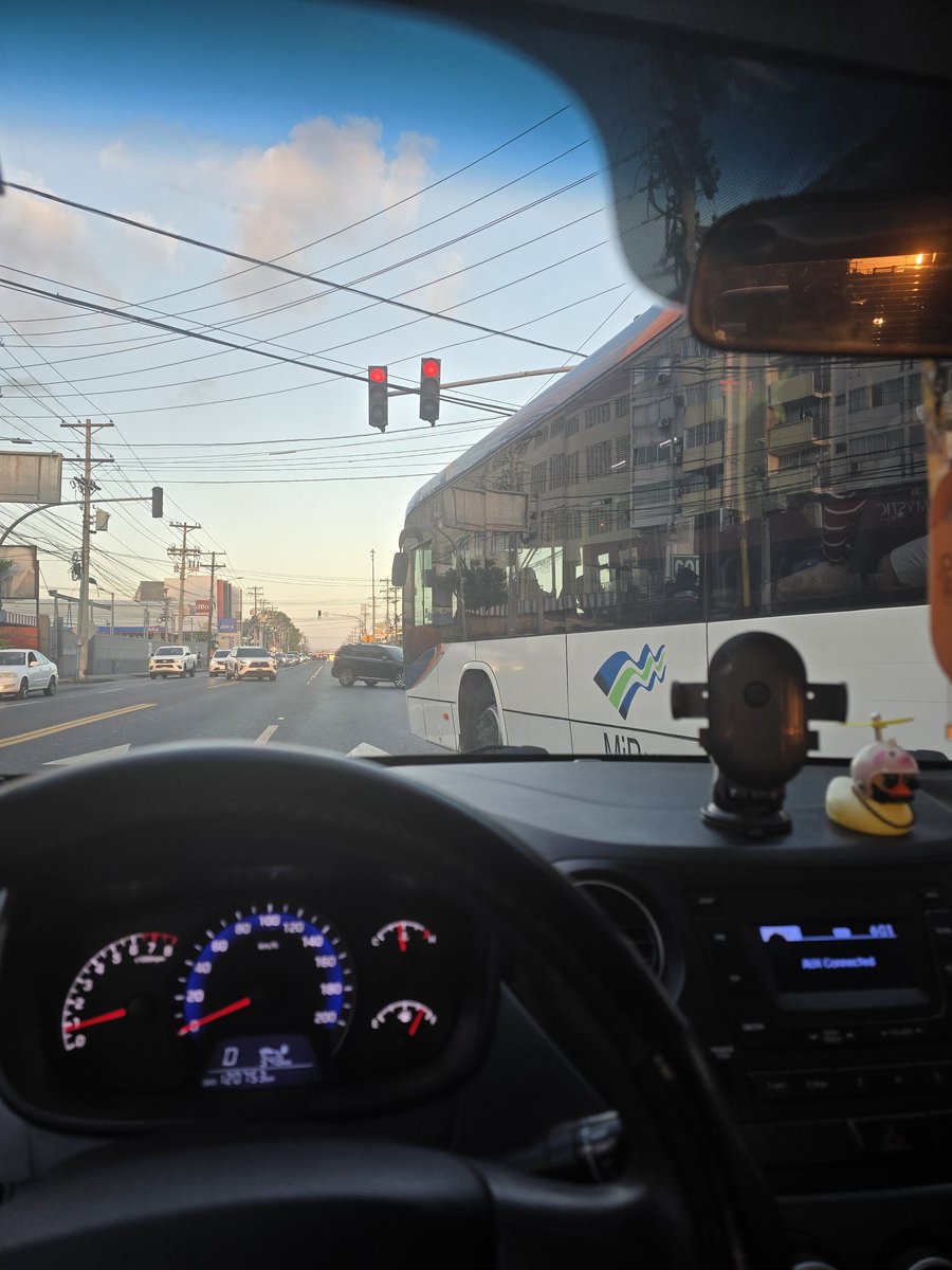 Así de bien conducen nuestros operadores de metro bus.