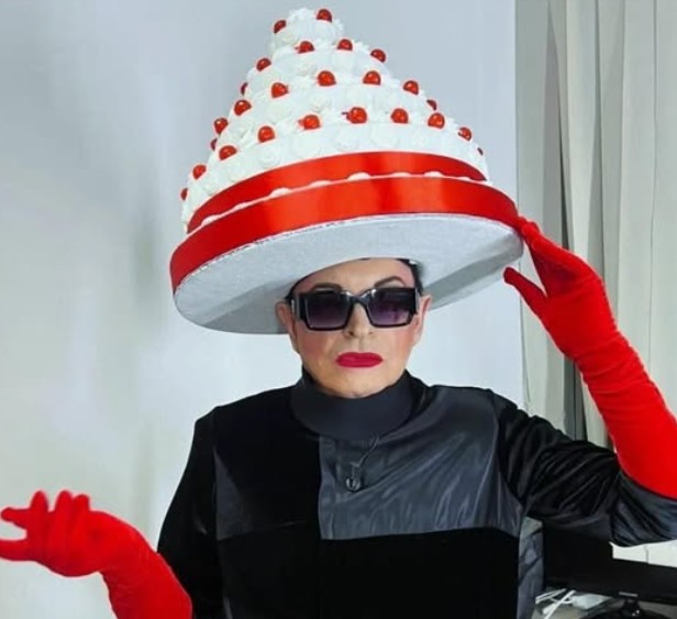 Buon compleanno <a href="/SMartySald/">Martina VostraCorrispondente In Ansia 🔴⚫️</a>  🎂🍾
Esistono svariati 🎁 ..ma il tuo preferito resta uno .. sono sicuro di non sbagliare .. 100 baudi extra per la rosa del FantaSanremo ..inutile suggerirti la Capitana della squadra 😂
Per la 🎂 avrei pensato ..😂