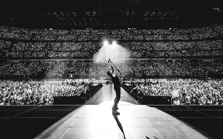 sereautunnali's tweet image. “sulla sedia che ho in cucina sento l’eco di uno stadio” 🤍
#acquario