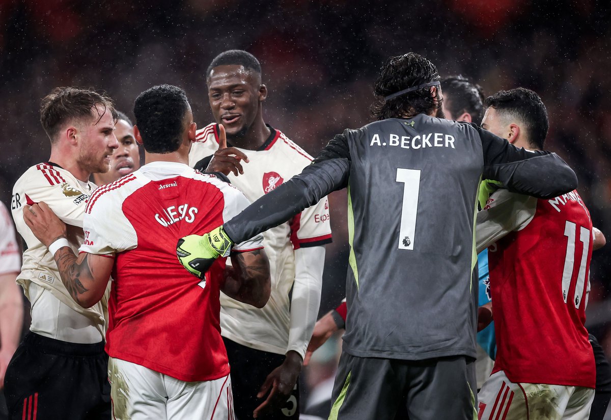 ละรูปนี้พ่อหมีคว้าสองบราซิเลียนไว้หมับเลย เป็นตัวกลางทุกทีพอเจอคนบ้านเดียวกัน