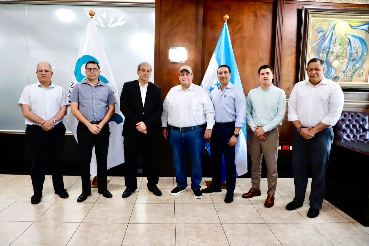 JorgeAldanaB's tweet photo. Hoy nos reunimos con la Cámara de Comercio e Industria de Cortés (@CCICHN), para dialogar y compartirles las 435 actas que siguen pendientes de escrutinio en la capital.

El sector privado juega un papel fundamental en el desarrollo del país y es uno de los actores clave en alzar la voz para que se haga lo justo, lo legal y lo correcto, por el bien y la paz de Honduras.

Nos mantendremos firmes, observando y confiando en que los magistrados del Tribunal de Justicia Electoral realicen un proceso transparente y honesto, respetando el voto de más de 100 mil capitalinos que aún no ha sido sumado.