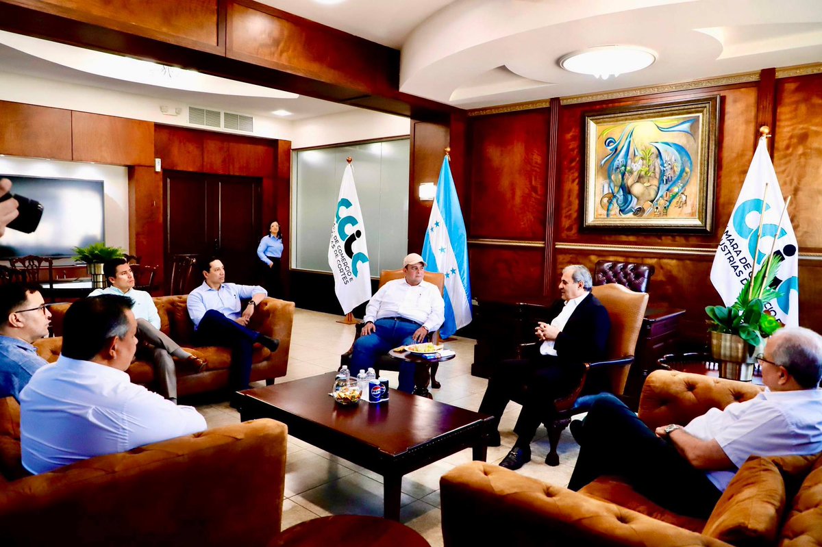 JorgeAldanaB's tweet photo. Hoy nos reunimos con la Cámara de Comercio e Industria de Cortés (@CCICHN), para dialogar y compartirles las 435 actas que siguen pendientes de escrutinio en la capital.

El sector privado juega un papel fundamental en el desarrollo del país y es uno de los actores clave en alzar la voz para que se haga lo justo, lo legal y lo correcto, por el bien y la paz de Honduras.

Nos mantendremos firmes, observando y confiando en que los magistrados del Tribunal de Justicia Electoral realicen un proceso transparente y honesto, respetando el voto de más de 100 mil capitalinos que aún no ha sido sumado.