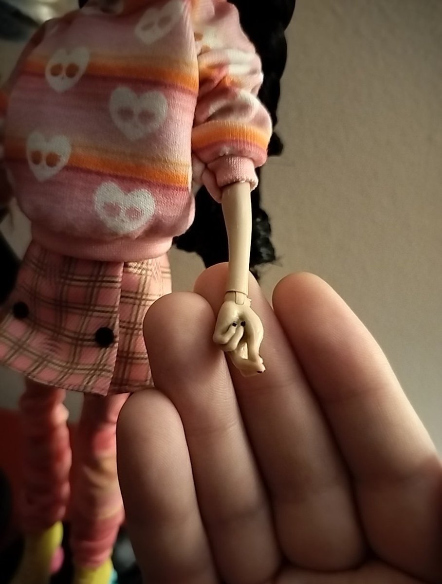 i hate how wednesday is permanently snapping it's so dumb