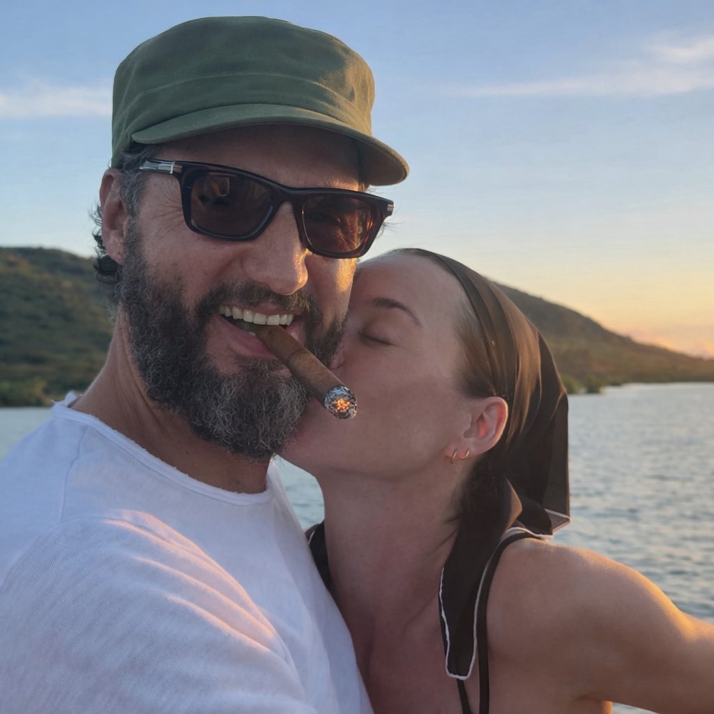 Ne_pas_couvrir's tweet image. At this point, he just needs to go with it and grow the Fidel beard.