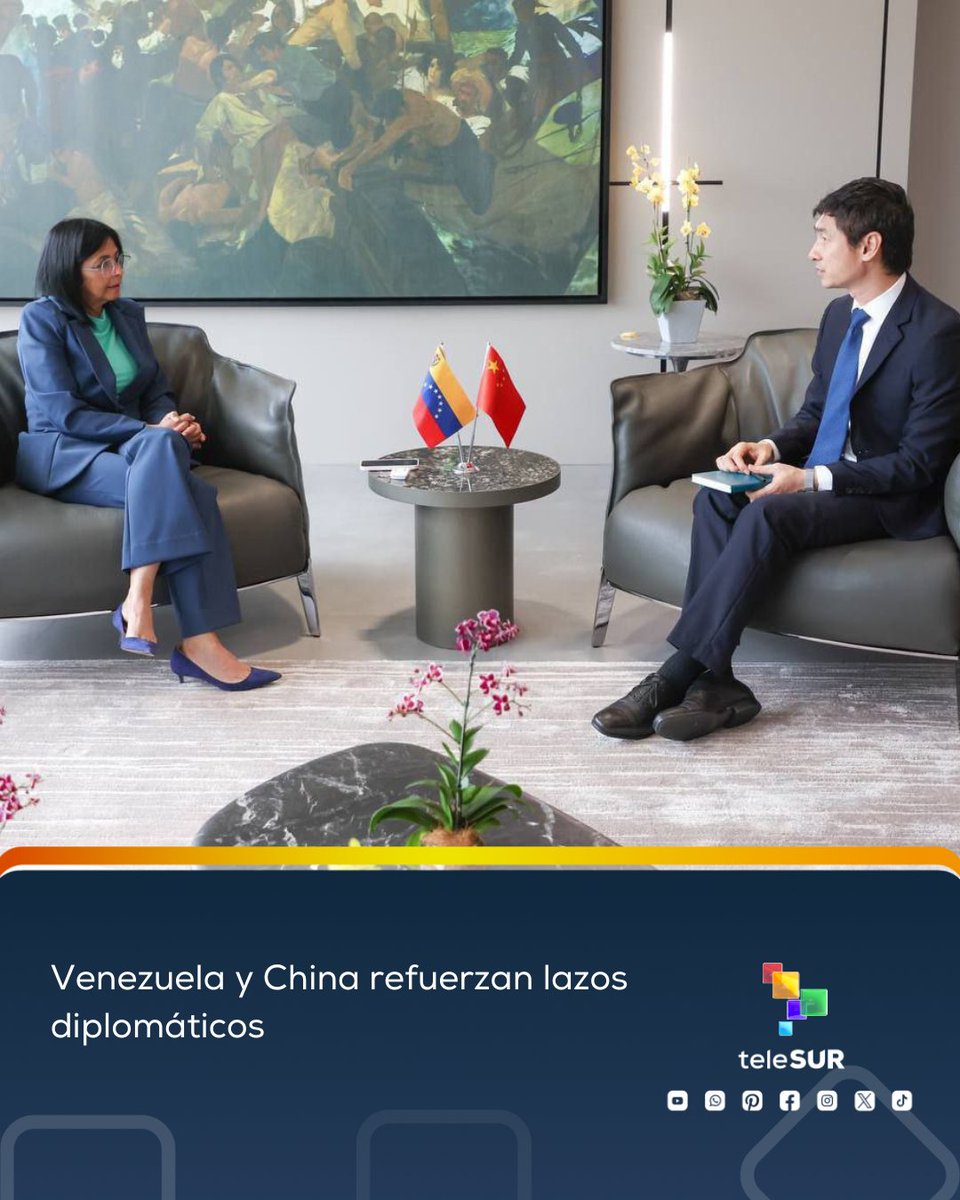 📌 La presidenta encargada de #Venezuela 🇻🇪, Delcy Rodríguez, sostuvo este jueves un encuentro institucional en Caracas con el embajador de la República Popular #China 🇨🇳 en Venezuela, Lan Hu, con el objetivo de fortalecer los lazos diplomáticos bilaterales.

🔴 Durante la