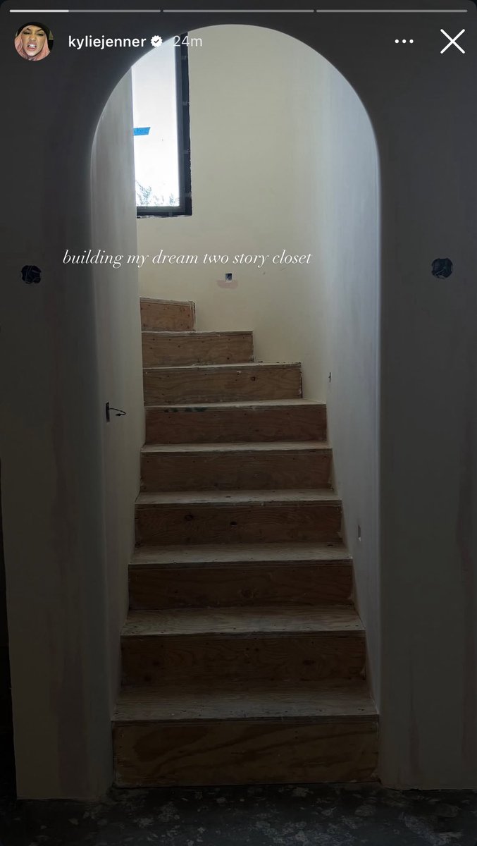 des179854's tweet photo. kylie new house update…those stone walls? omgg https://t.co/WdSSG04AMm