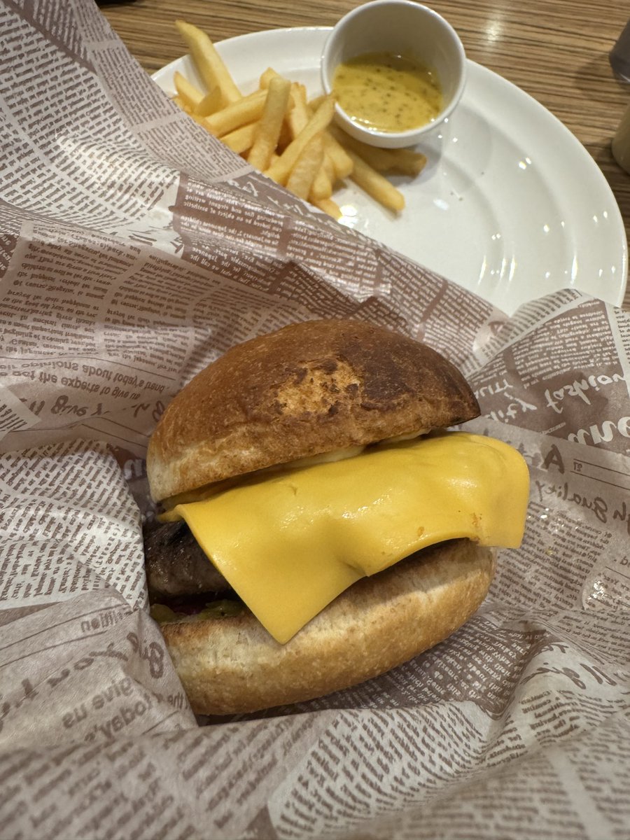 db_atom's tweet image. ガストでスマッシュバーガーを食べてきました🍔ファミレスチェーン店とは思えない本格的なグルメバーガー❗️なかなかガストでハンバーガーを頼むことはないかと思いますがこれは隠れた逸品である事まちがいなし☝️オススメです😆
#浦和 #接骨院 #アトム接骨院 #ハンバーガー #スマッシュバーガー