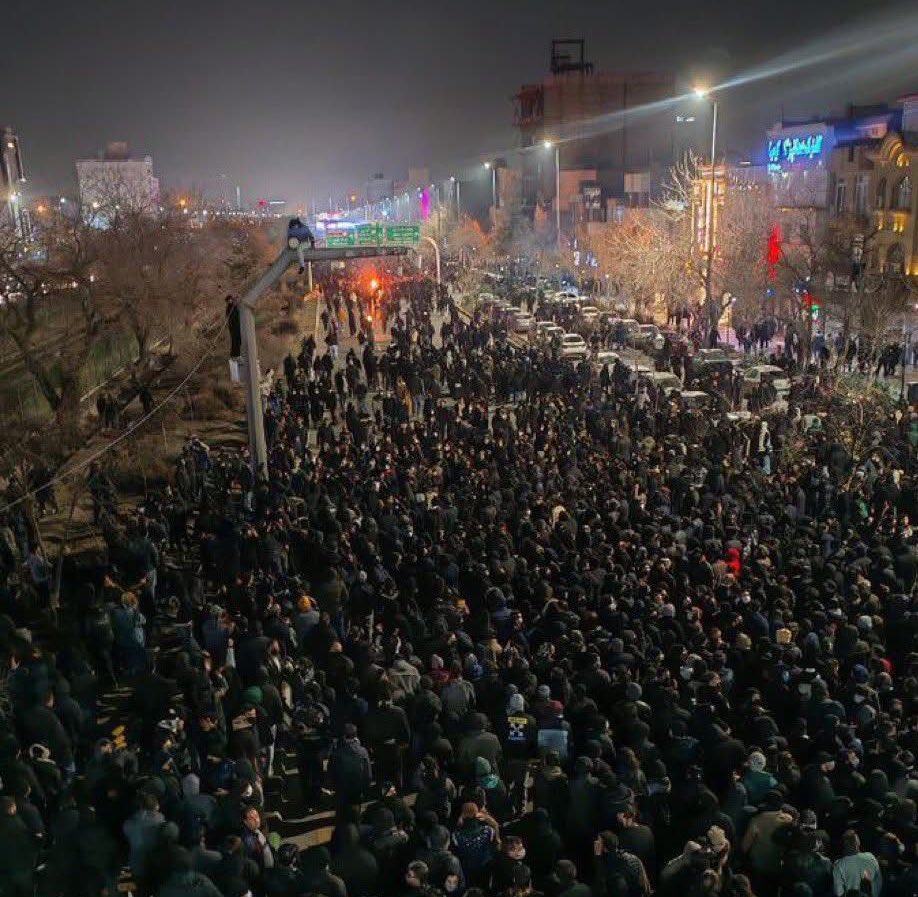 İran’da halk sokağa çıktı.!
