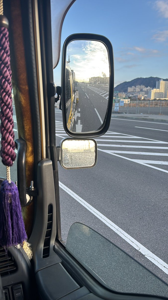 kattchannn's tweet photo. おはようございます☀️

積み込み場の目の前で待機中🍵積んだら名古屋向け︎︎👍🏻︎︎

しかし、年末から風邪が全く治らない😷🤧🌀 https://t.co/u6MGLNVGm4