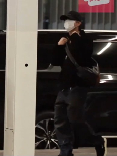 3594_5x's tweet image. Is this the pair of AUTRY sneakers Chanbin wore at the airport today?🧐