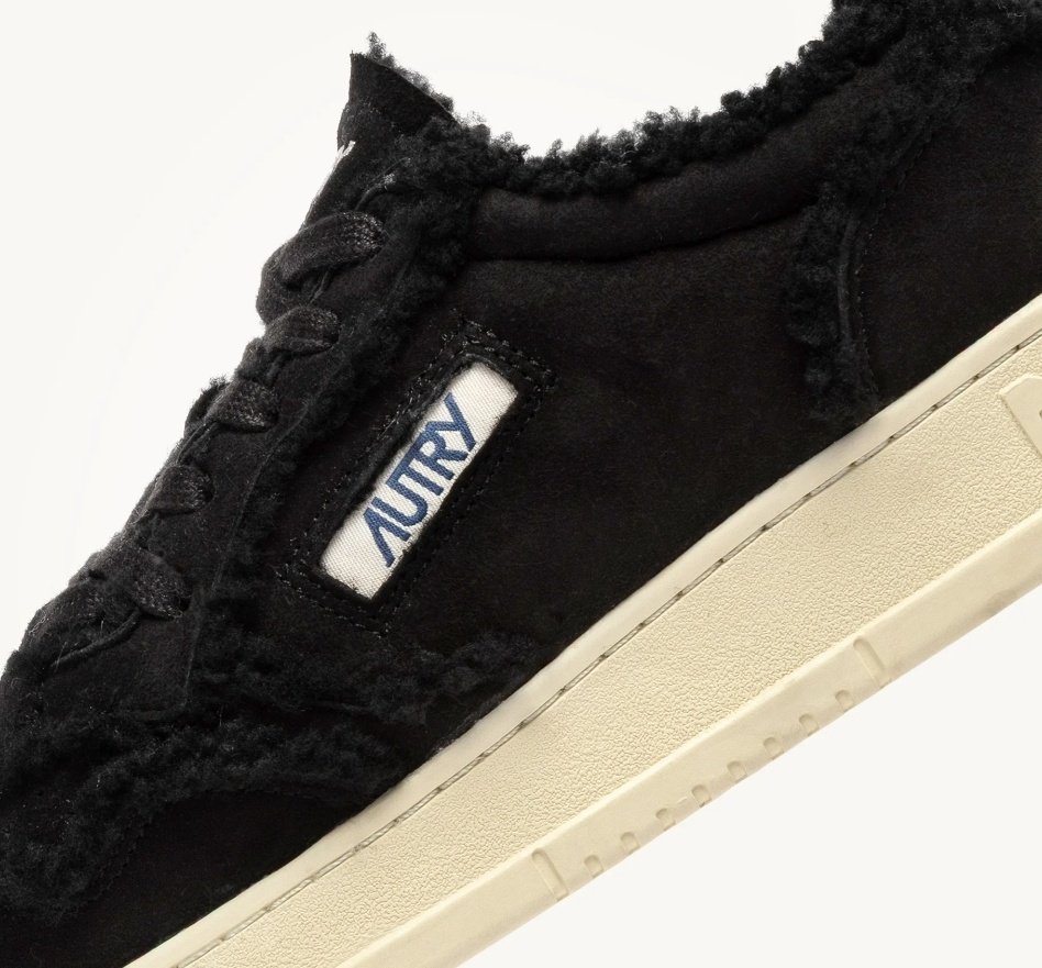 3594_5x's tweet image. Is this the pair of AUTRY sneakers Chanbin wore at the airport today?🧐