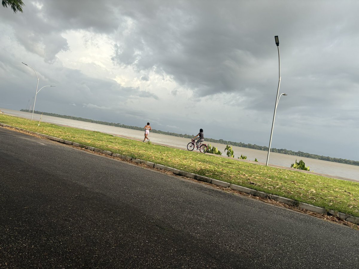 Hoje foi dia de visita à UFPA, e sempre que vou lá dou uma passada na orla do Rio Guamá para apreciar a linda paisagem. Amo!