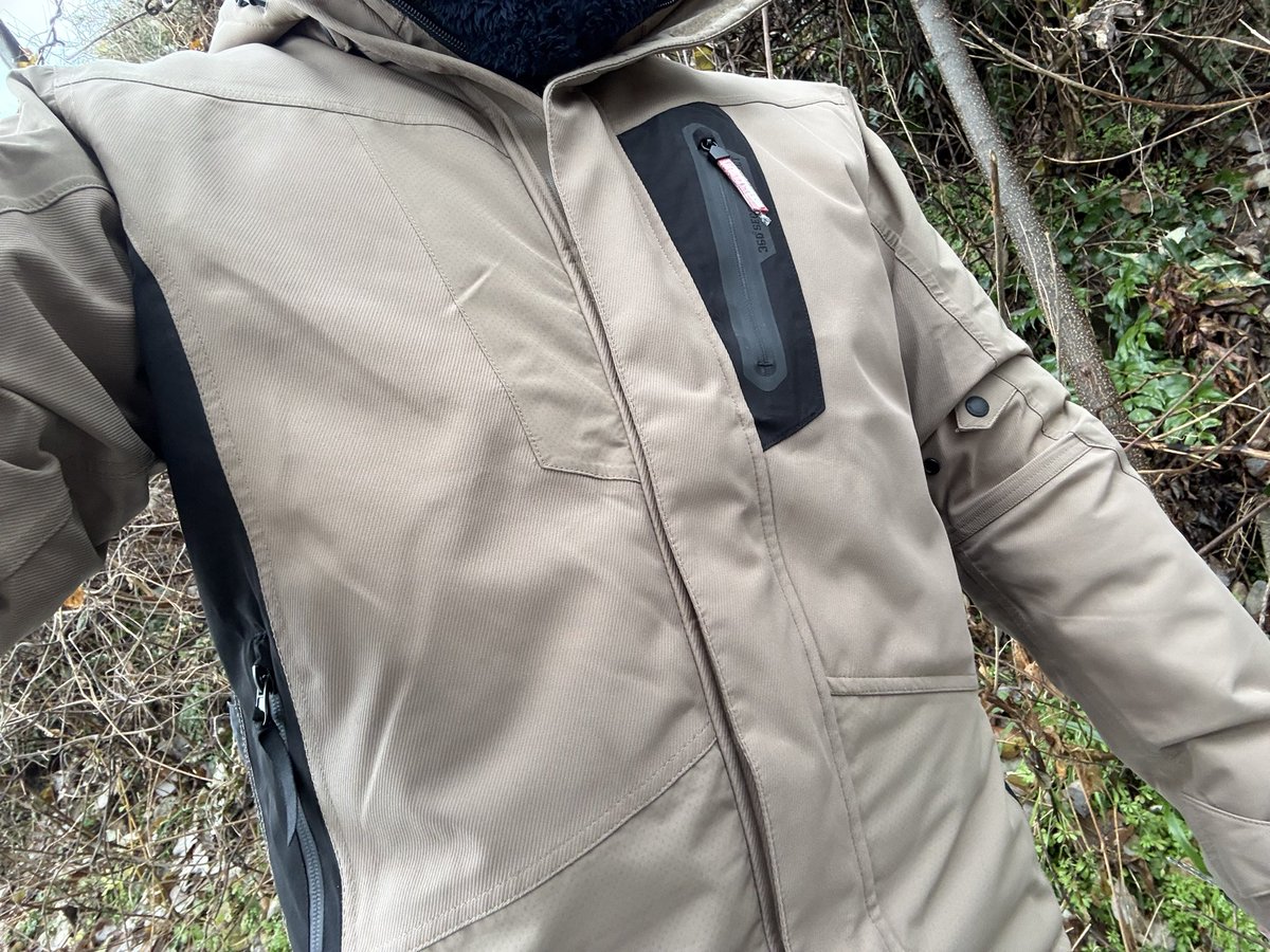 ワークマン、イージス。
しばらく着てみての感想。

バチクソぬくい。（気温3℃で少し暑いぐらい）多少の雨は弾きまくり。

これで5800円なら文句なし！
デメリットは釣り人と被りまくる事ぐらいかな笑