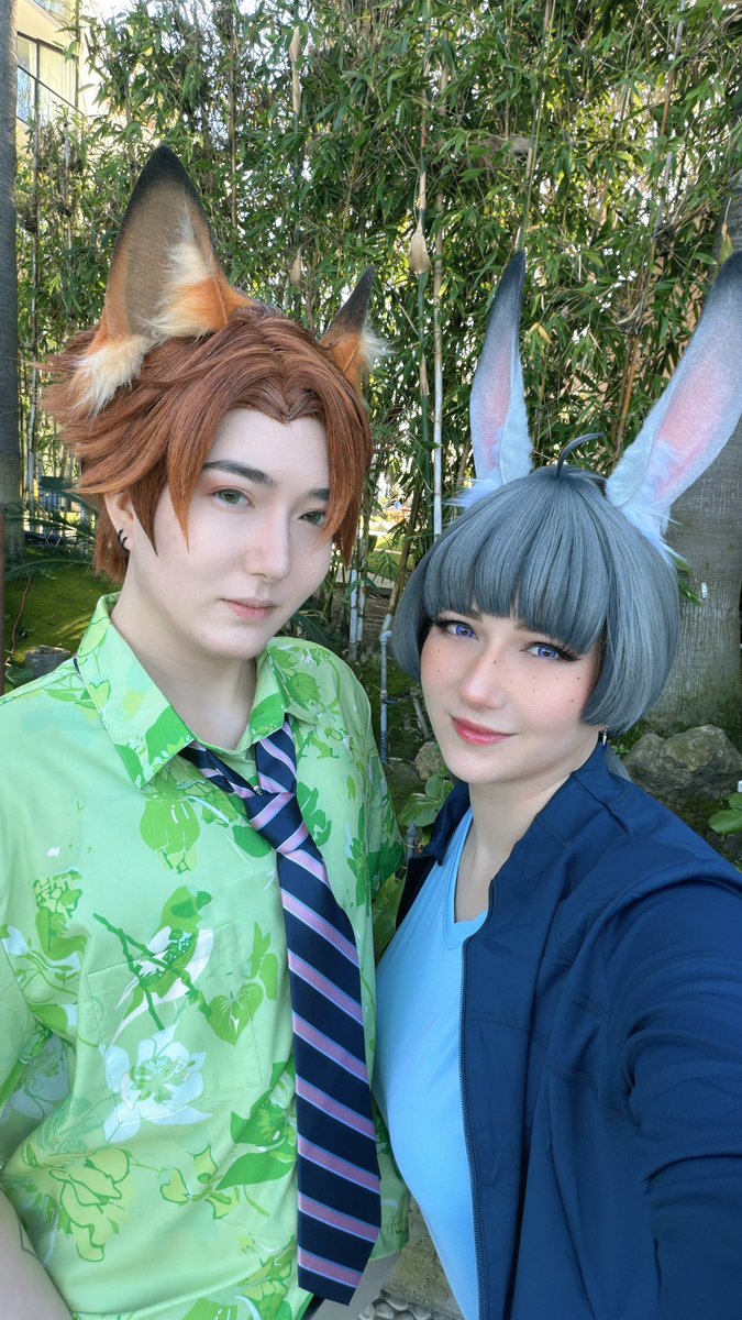 AkemikunCosplay's tweet photo. ALA Day 1 - Nick Wilde and Judy Hopps!! 🦊🥕🐰 

#Zootopia https://t.co/atiDSvHocl