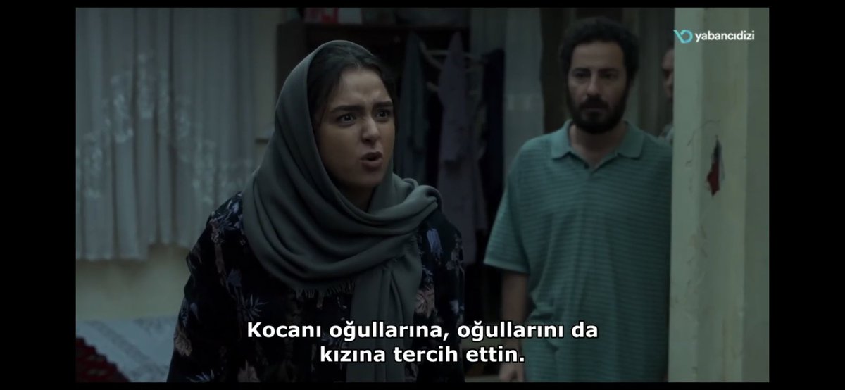 Leyla; Ailesi için ne kadar çabalarsa çabalasın daima suçlu ve  herşeyin sebebi olarak gösterilen kızlar içindir..
Film:Leyla'nın kardeşleri