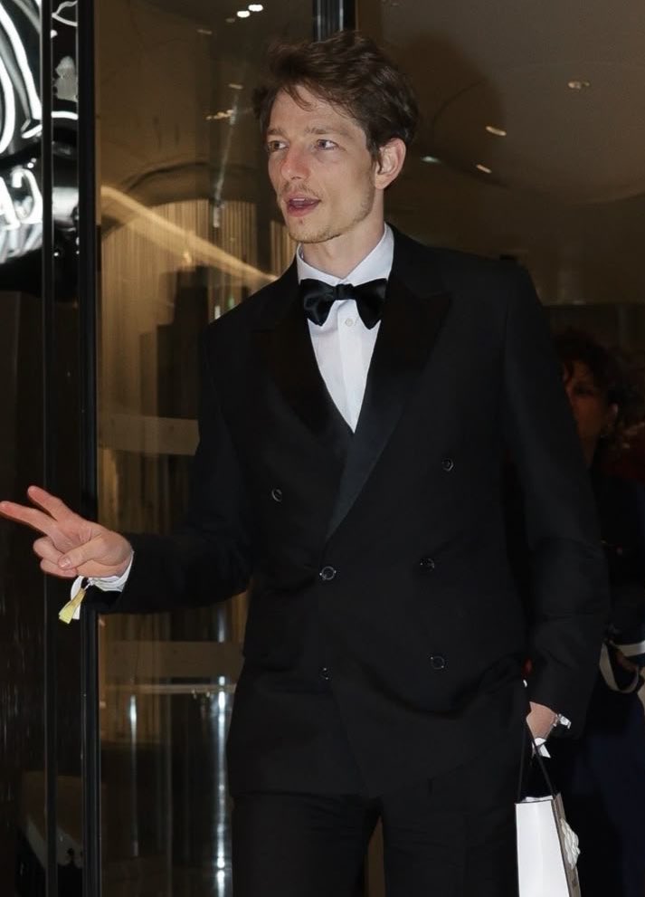 faistqs's tweet image. falar que o tarantino loiro é mais bonito que o MIKE FAIST de todas as pessoas é algo a se pensar