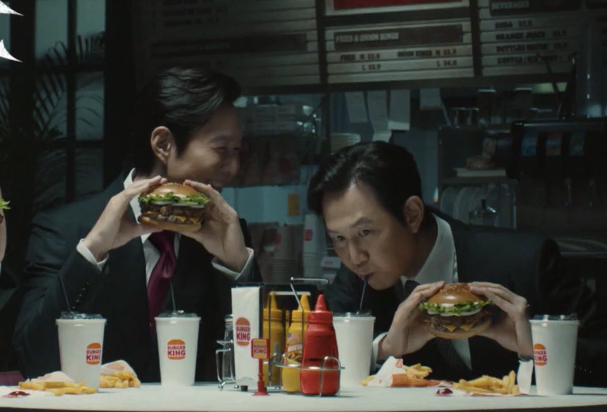 deviant_pp700's tweet image. 왼쪽 본인이 든 햄부기는 관심도없고 오른쪽 먹는것만 봐도 배부르다고 본인것도 결국 수 먹이게 생김