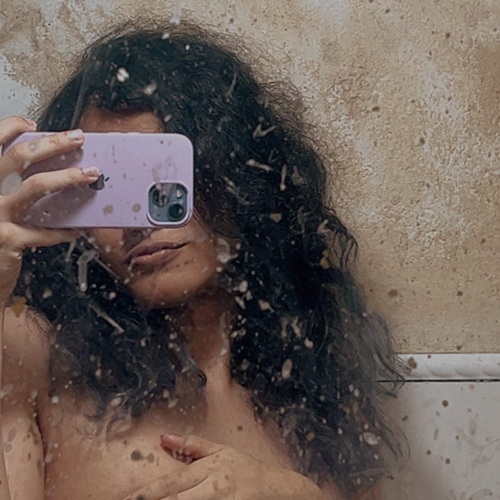 lunaperegrinaa's tweet image. me diga algo que eu não sei