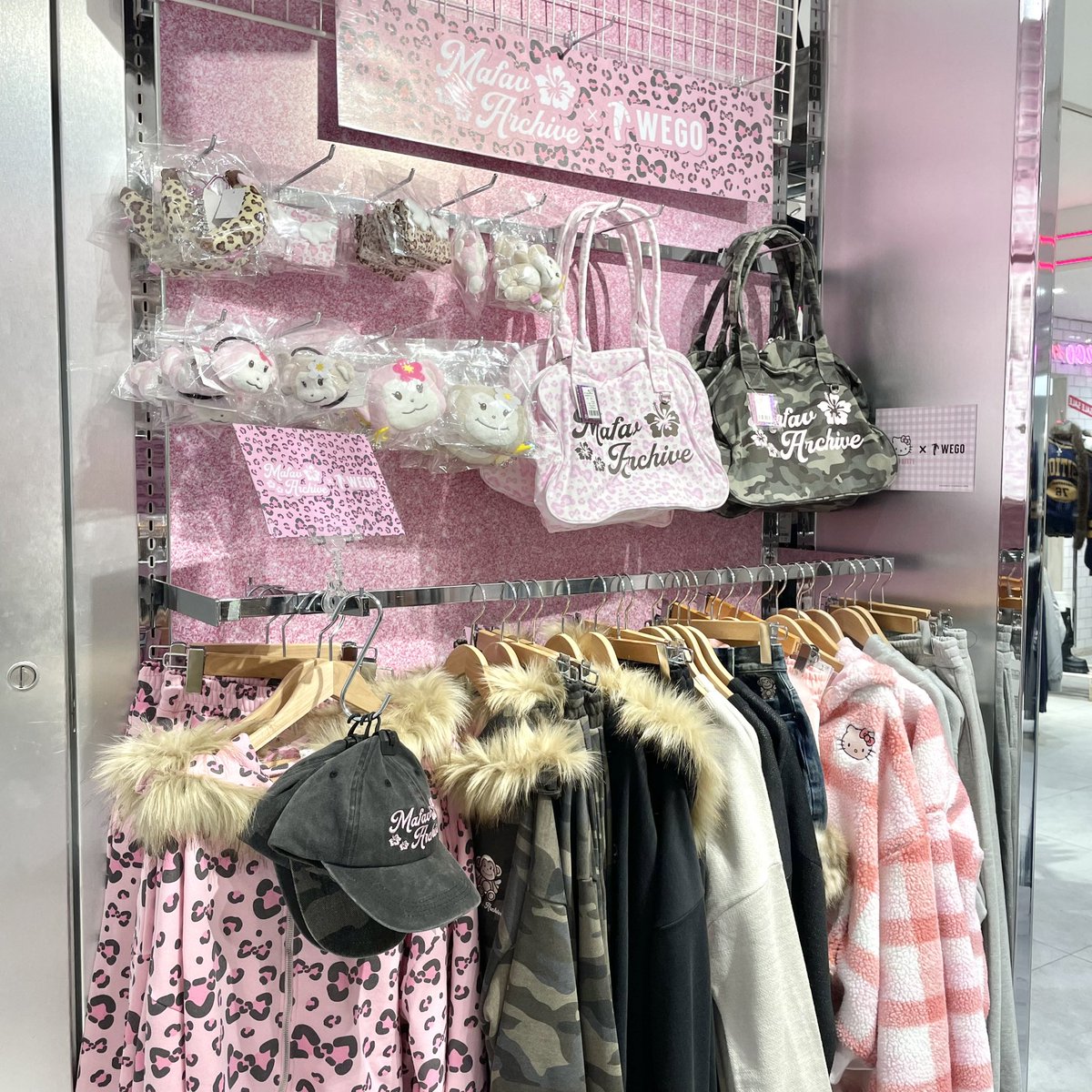 SHIBUYA109NET's tweet image. 韓国発のブランド「MAFAVARCHIVE」WEGOのコラボが今日から発売.ᐟ.ᐟ🐵🌺💖

WEGO限定デザインのアイテムや
109の1月トレンド速報でも紹介した、ORANG CREWのアイテムもあったよ✨

この機会にチェックしてみてね➰✌🏽*.+゜

✔︎︎︎︎ 7F WEGO

@WEGO_press