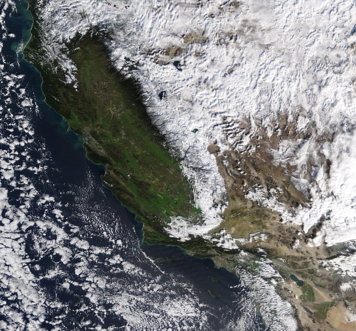 US_Stormwatch's tweet image. For the first time since December 2000, 0% of California is abnormally dry.

The view of the state from space today is truly remarkable.