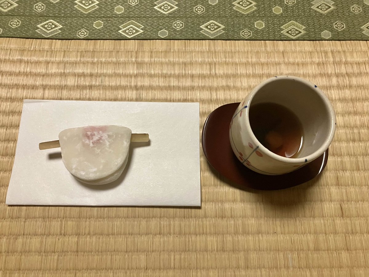 本日は新年🎍の稽古初めということで、お茶菓子には花びら餅を頂きました。花びら餅の甘い牛蒡があつあつのほうじ茶とよく合っていました。
2026年も部員一同お稽古に励んでまいります。どうぞよろしくお願いいたします。【T.T】