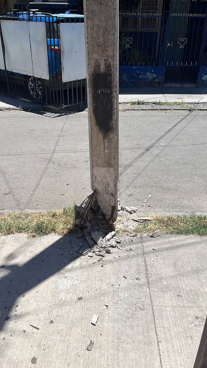 tathialexandra's tweet photo. @Muni_LaGranja afuera de mi domicilio chocaron un poste el día 25/12 se ha llamado a la municipalidad desde ese día y no han venido a cambiarlo, el poste está chueco y puede provocar un accidente https://t.co/y0oP2rHAs3