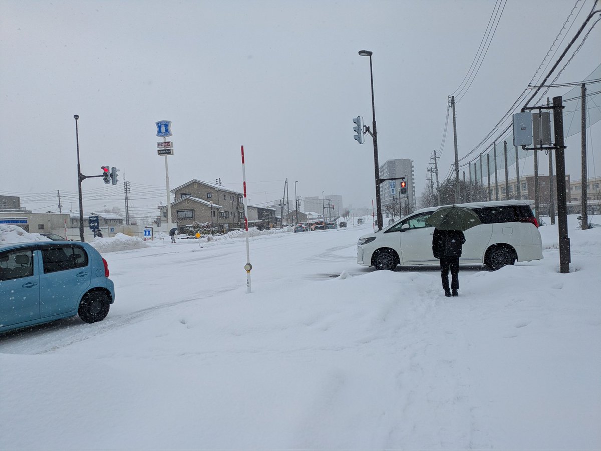 heeeeryo's tweet image. ←新潟市   長岡市→
どっちも今朝の様子。たった50キロで別世界。