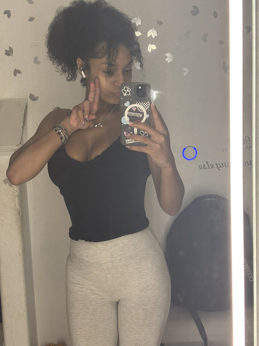 errthangpretty's tweet image. thank you to mi gud up trini gene ! 2week post postpartum 😝