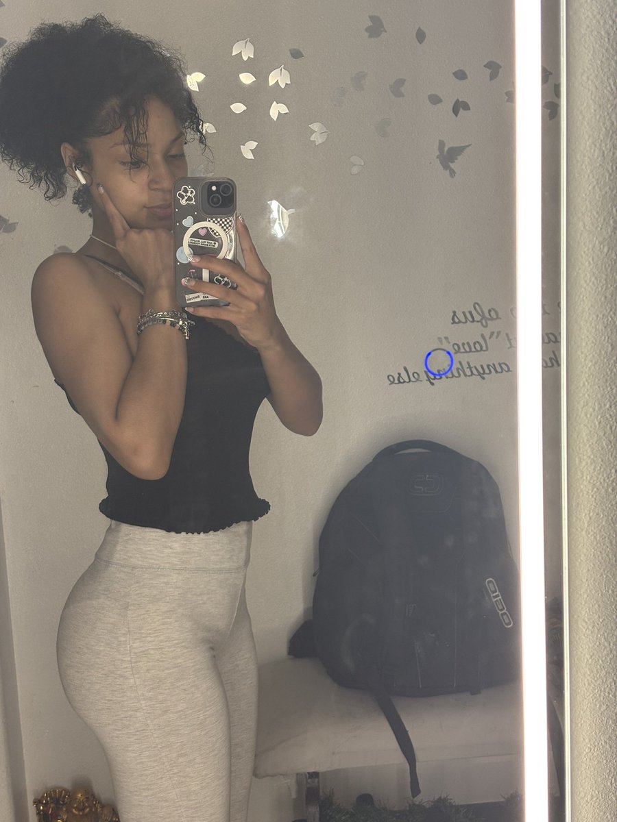 errthangpretty's tweet image. thank you to mi gud up trini gene ! 2week post postpartum 😝