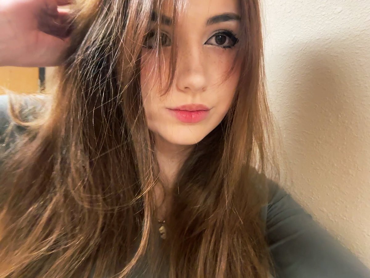 graaceamanda's tweet photo. i only take pics at work bc that’s the only time i get fully ready lately 👐🏻 https://t.co/EmWntuJWoS