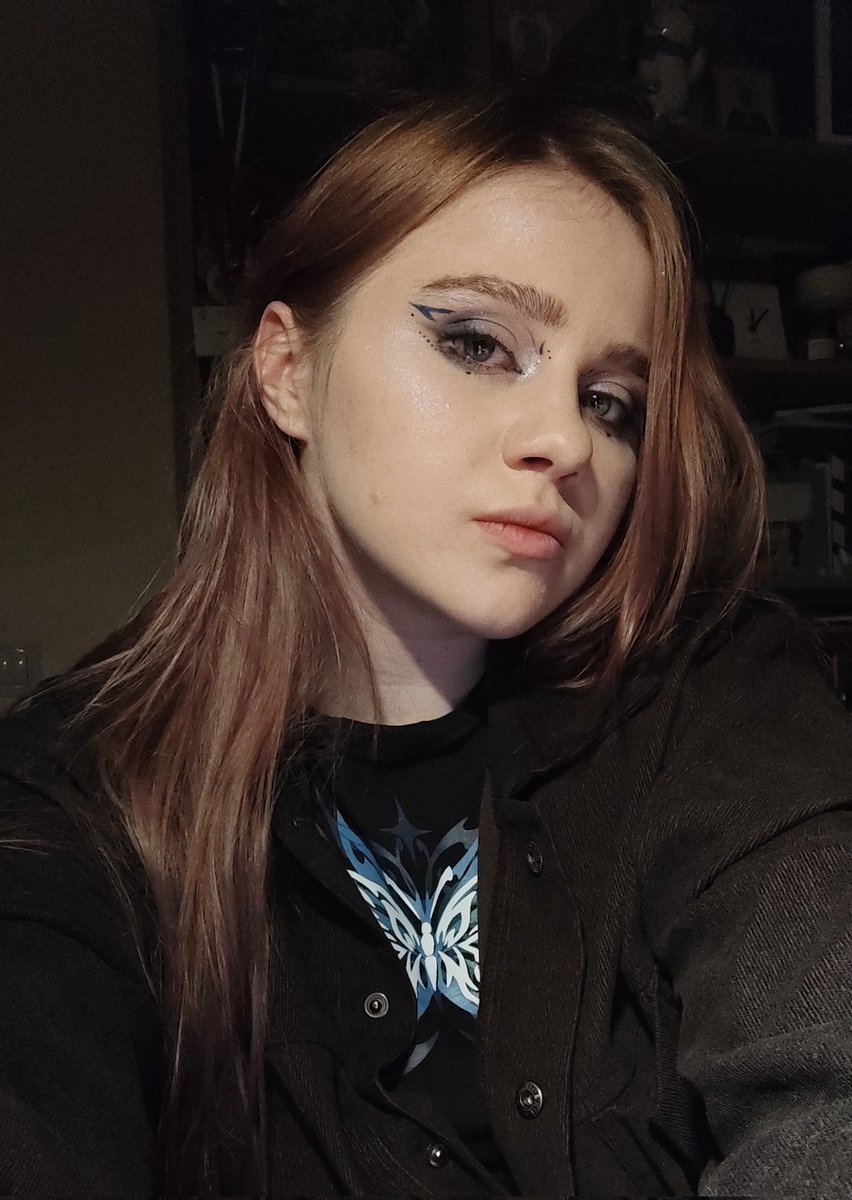 _dashusha's tweet image. рисовала ебало и ходила в кафЕ