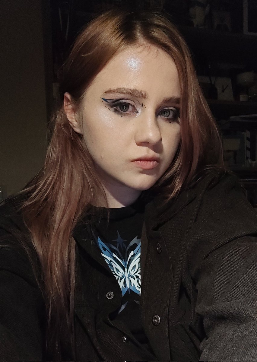 _dashusha's tweet image. рисовала ебало и ходила в кафЕ