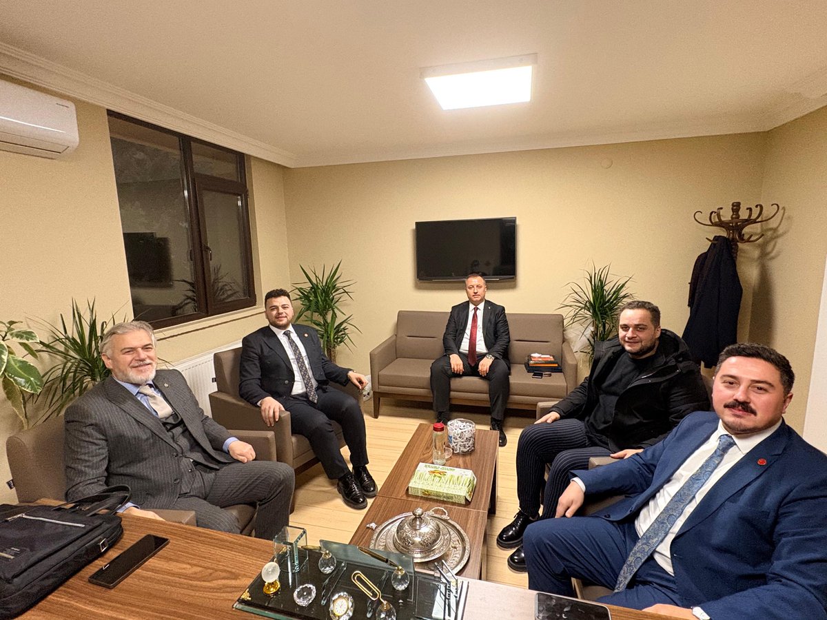 Saat 02:03
Genel merkezimizde gece mesaisi.
Genel Başkan Yardımcımız Şükrü Yılmaz’ın çalışma odasında, Genel Sekreterimiz Mehmet Altınöz, Gençlik Kolları Yönetim Kurulu Üyelerimiz Yüksel Bilal Adak ve Yiğit Talha Balyedi başkanlarımız ile uzun saatler süren tarihi bir toplantıyı