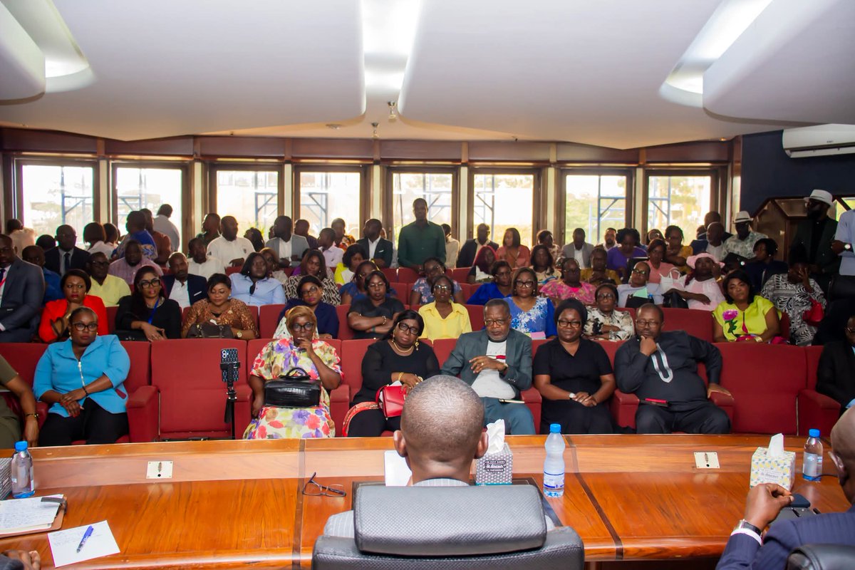 MinesGabon's tweet photo. Le Ministre des Mines et des Ressources géologiques, Sosthène Nguema Nguema, a échangé avec les agents du ministère et les partenaires sociaux. 
La suite : https://t.co/ItyszeQty8 https://t.co/9G9PVt3oLX