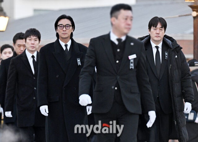 jujihoon_ina's tweet photo. [INFO] 090126 Ju Ji-hoon ikut jadi pengusung jenazah aktor senior Korea Ahn Sung-ki dalam upacara pemakaman yang diadakan hari ini

#JuJiHoon 
#��지훈 https://t.co/D7IJi7yLob
