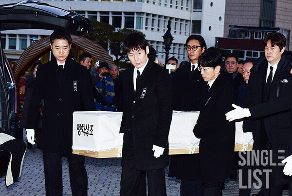 jujihoon_ina's tweet photo. [INFO] 090126 Ju Ji-hoon ikut jadi pengusung jenazah aktor senior Korea Ahn Sung-ki dalam upacara pemakaman yang diadakan hari ini

#JuJiHoon 
#��지훈 https://t.co/D7IJi7yLob