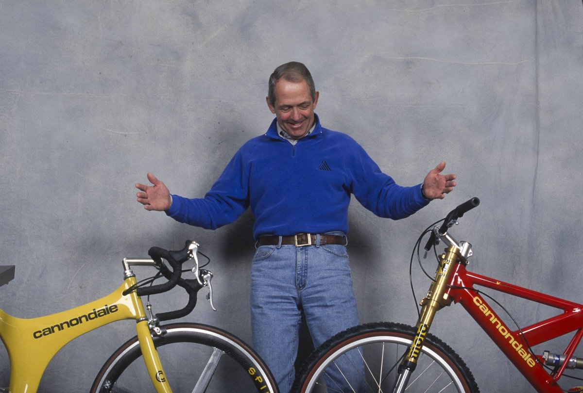 cyclekiroku's tweet photo. キャノンデールの創業者ジョー・モンゴメリー氏が1月2日、86歳で亡くなりました。モンゴメリー氏は、世界中のサイクリングとマウンテンバイクの発展に貢献した功績を残しました。

彼は、伝統的な自転車職人ではなく、元々はウォール街のアナリストとしての経験を持つビジネスマンでした。

ジョー・モンゴメリーの最大の功績は、アルミフレームを自転車業界のスタンダードにしたことです。

1980年代初頭、自転車といえば細身のクロモリフレームが主流でした、その中でキャノンデールは極太のアルミチューブをTIG溶接したツーリングバイク「ST-500」を発表しました、当時は「ビール缶」と揶揄されることもありましたが、その軽さと剛性の高さはレース界で圧倒的な性能を発揮し、後の「アルミのキャノンデール」というブランドイメージを決定づけました。

彼は「Handmade in USA」に強いこだわりを持っていました。

多くのメーカーがコスト削減のためにアジアへ生産拠点を移す中、彼は長い間、ペンシルベニア州ベッドフォードの自社工場での生産（Handmade in USA）を貫きました。

常に新しいことに挑戦するモンゴメリーの野心は、最終的に会社の経営危機を招くことになります。

その要因の一つがモータースポーツ事業:です、1990年代後半、彼はオートバイ事業への参入を決定しました、その結果開発費の増大と品質問題により、この事業は大失敗に終わります。また、同時期に発表したカーボンフレームのフルサスペンションバイクのリコールも重なり、キャノンデールは2003年に経営破綻し、モンゴメリーは会社を去ることになりました。

ジョー・モンゴメリーは経営上の失敗も経験しましたが、「自転車＝鉄」という常識を壊し、アルミやカーボンといった新素材の時代を切り拓いたパイオニアとしての評価は揺るぎません。

現在、キャノンデールは別の親会社の下で経営されていますが、彼が築いた「革新的な製品を作る」というDNAは、今の製品（LeftyフォークやCAADシリーズなど）にも受け継がれています。
