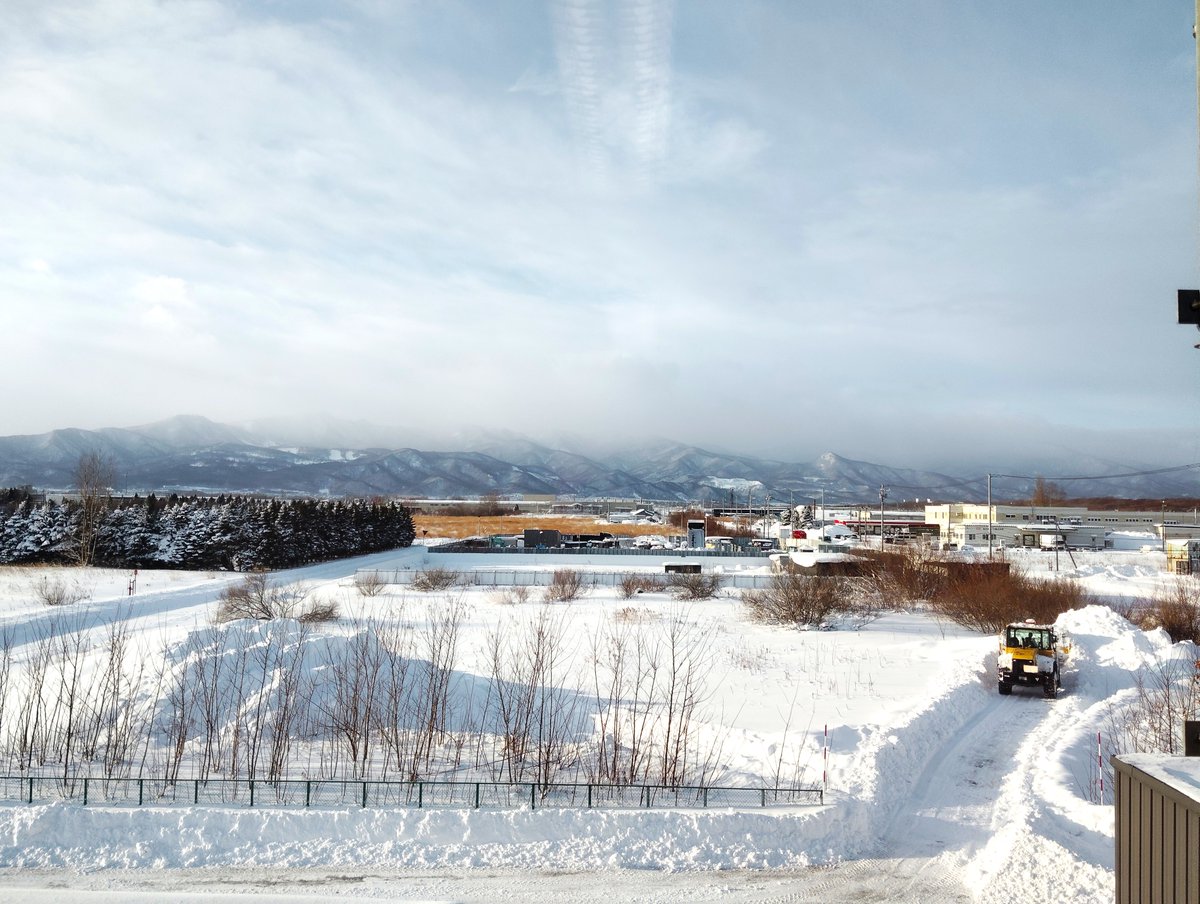 おはようございます。銭函5丁目は晴れ☀️

昨日の遭難寸前ホワイトアウトから、今朝は落ち着いています❄️
除排雪業者様に大感謝🥰雪かきで疲れた体はカレーで元気＆ぽかぽかチャージを🍛

#企業公式が朝の挨拶を言い合う
#企業公式相互フォロー